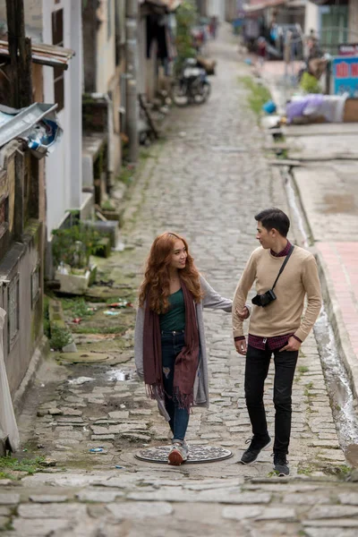 Genç Vietnamca Tutuşup Sokakta Yürürken Çift — Stok fotoğraf