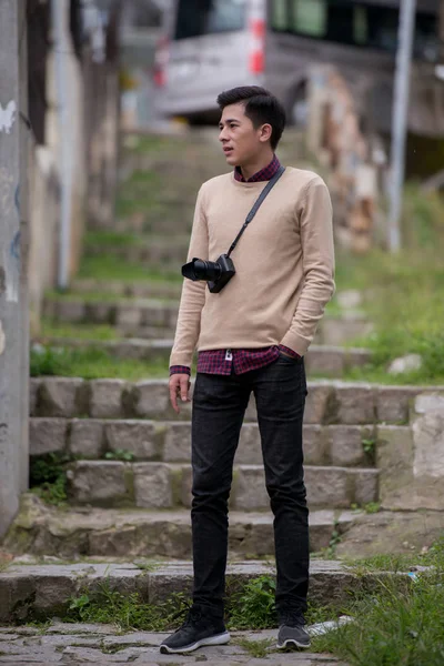 Schöner Asiatischer Mann Mit Digitalkamera Steht Auf Steinstufen — Stockfoto