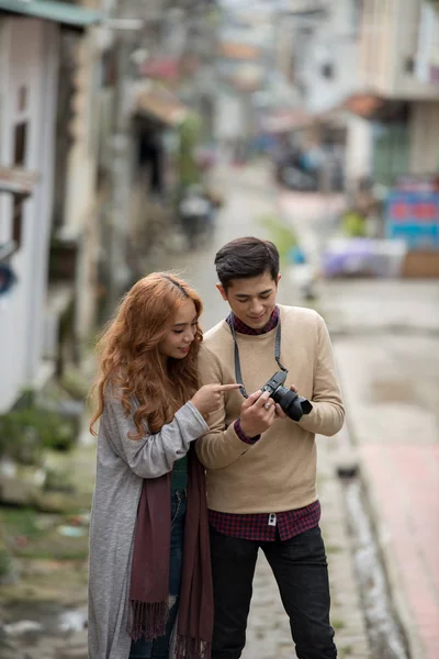Молодая Вьетнамская Пара Обсуждала Фотографии Сделанные Время Прогулки — стоковое фото