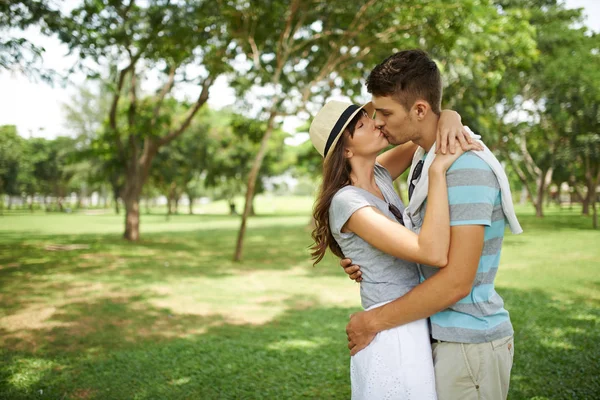 年轻夫妇拥抱和亲吻在夏天公园 — 图库照片