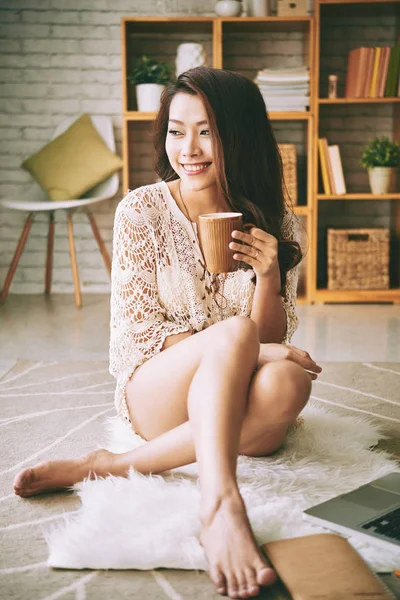 土曜日の朝にコーヒーを飲む陽気なアジアの若い女性 — ストック写真