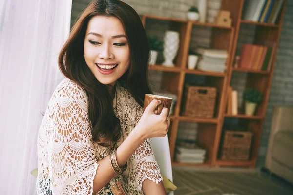 Opgewonden Vietnamese Jonge Vrouw Koffie Drinken Door Het Raam Kijken — Stockfoto