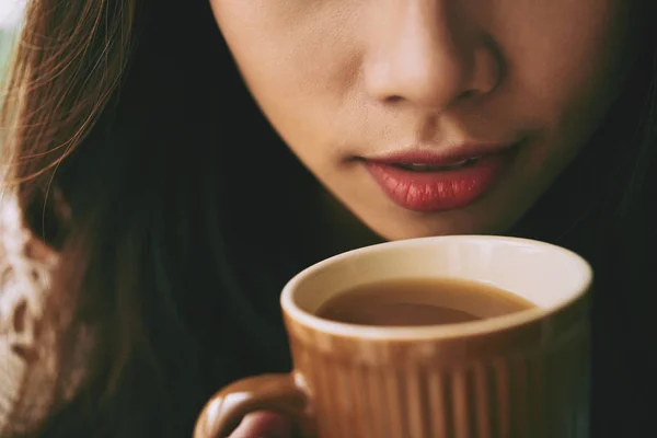 Nahaufnahme Einer Jungen Frau Die Frischen Kaffee Trinkt — Stockfoto