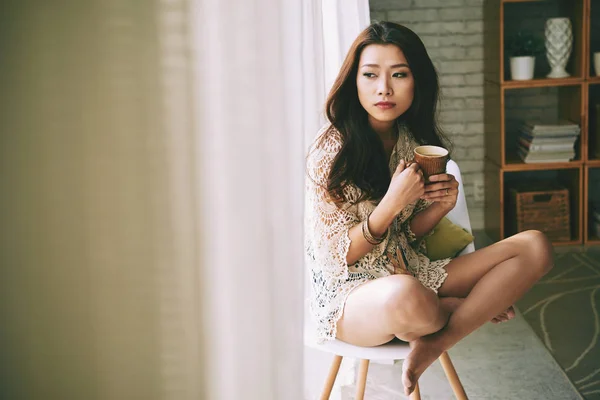 Nadenkend Aziatische Jonge Vrouw Kop Warme Koffie Drinken Zoek Door — Stockfoto