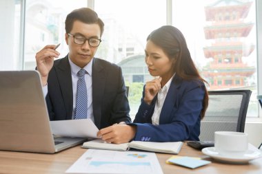 Genç Vietnamlı iş Bayan gösteren belgeye meslektaşım