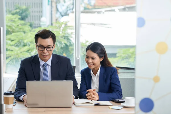 Vietnamees Zakenmensen Lezen Van Informatie Laptop Scherm — Stockfoto