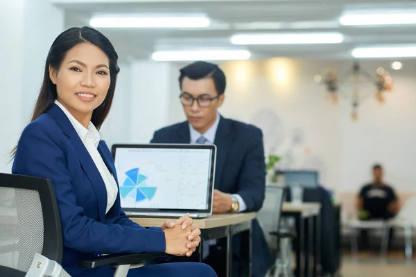 Porträt Einer Schönen Jungen Geschäftsfrau Die Ihrem Tisch Coworking Center — Stockfoto