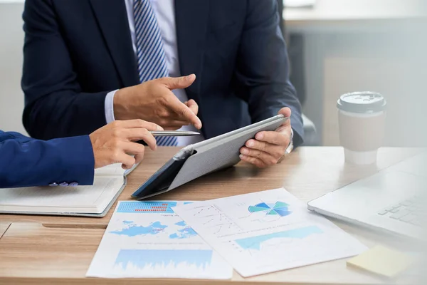 Close Beeld Van Zakelijke Mensen Discussiëren Grafieken Diagrammen Vergadering — Stockfoto