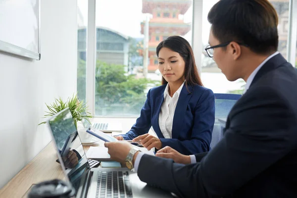 Vietnamese Business People Discussing Documents Meeting Office — Stock Photo, Image