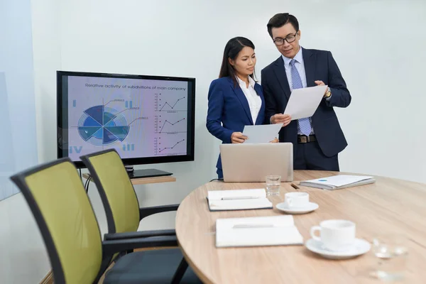 Financiële Managers Bespreken Verslag Bijeenkomst Met Collega — Stockfoto