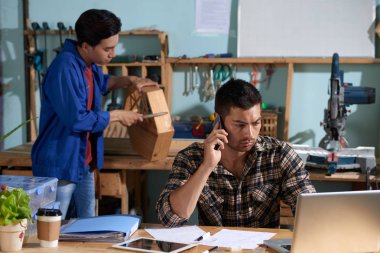 Sipariş telefon kabul atölye sahibi