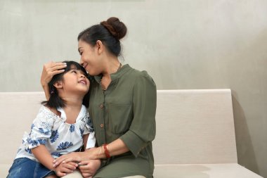 Vietnamca büyükanne ve torunu birbirine sevgiyle bakarak