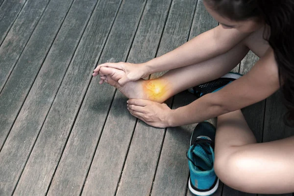 Kadın Jogger Bileğini Burkmuş Ağrı Acı Çekiyor — Stok fotoğraf