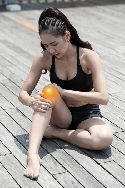 Vietnamita Joven Deportista Teniendo Dolor Pierna — Foto de Stock