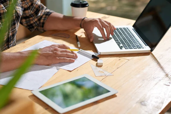 Abgeschnittenes Bild Eines Ingenieurs Der Seinem Tisch Arbeitet — Stockfoto