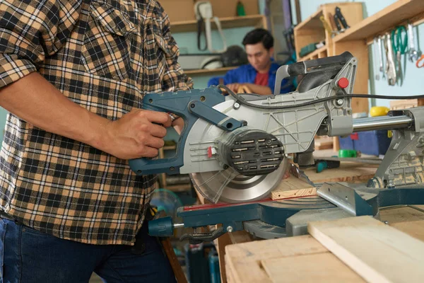 Carpentiere Segare Tavole Legno Nella Sua Officina — Foto Stock