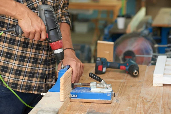 Imagen Primer Plano Del Carpintero Trabajando Con Tablón Madera Taller —  Fotos de Stock