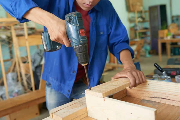 Carpinteiro Profissional Conectando Pranchas Madeira Com Parafusos — Fotografia de Stock