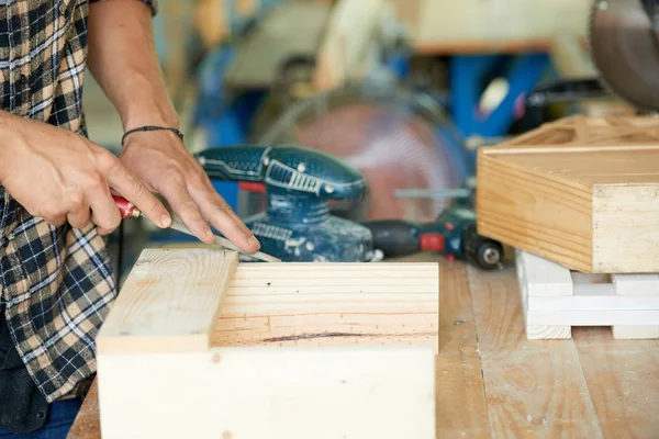 Imagen Primer Plano Del Hombre Trabajando Con Madera — Foto de Stock