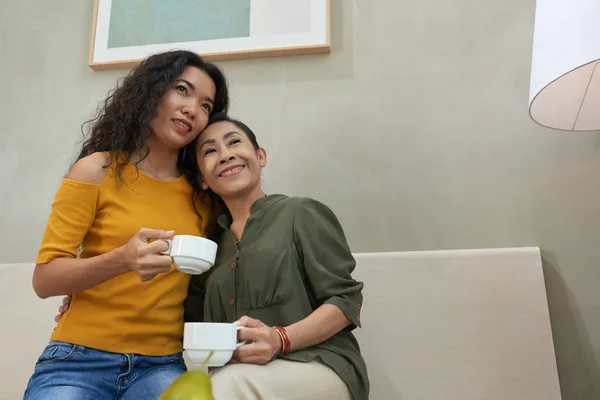 Felice Madre Figlia Bere Casa — Foto Stock