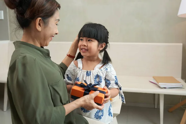 Wanita Yang Sudah Tua Memberikan Hadiah Untuk Cucunya — Stok Foto