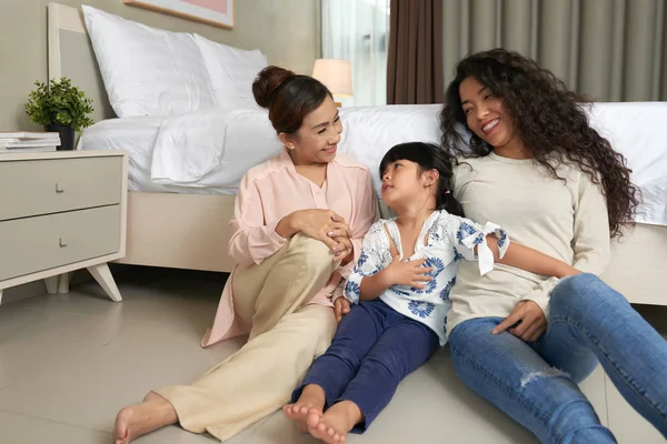 Pequeña Chica Asiática Madre Abuela Pasando Tiempo Juntos Casa —  Fotos de Stock