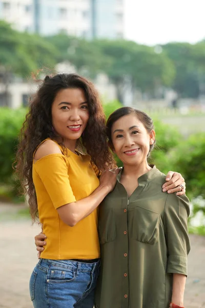 Mulher Vietnamita Bonita Abraçando Sua Mãe Sênior — Fotografia de Stock