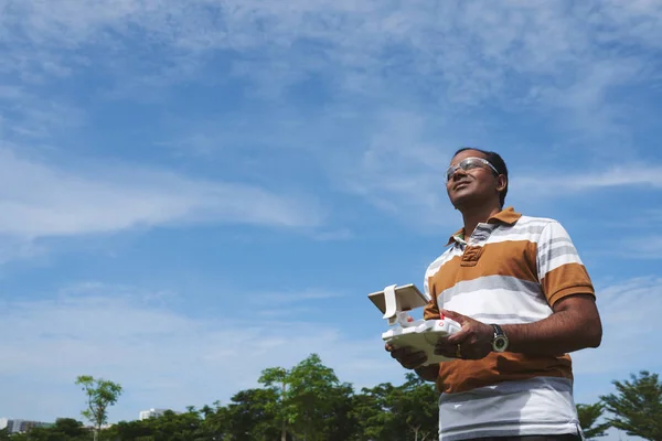 Indien Mature Homme Avec Drone Télécommande — Photo