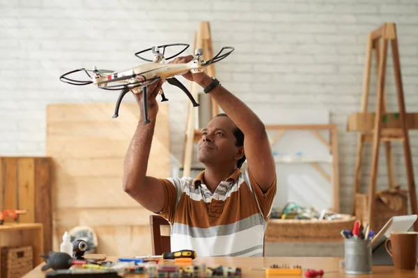 Hombre Indio Criando Dron Mesa Habitación — Foto de Stock