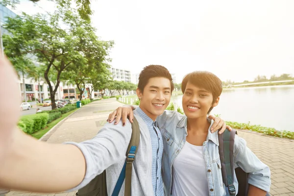 Happy Twee Vrienden Nemen Selfie Buitenshuis Knuffelen — Stockfoto