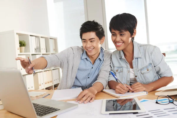 Glada Studenter Som Läser Informationen Laptop Och Anteckningar — Stockfoto