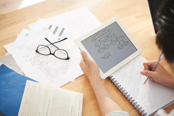 Händerna Kvinna Det Student Kopiera Systemet Från Tablet — Stockfoto