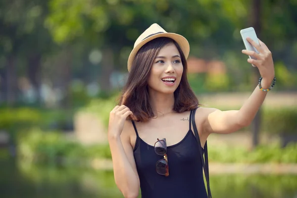 Hübsche Asiatische Frau Mit Strohhut Steht Malerischen See Und Macht — Stockfoto