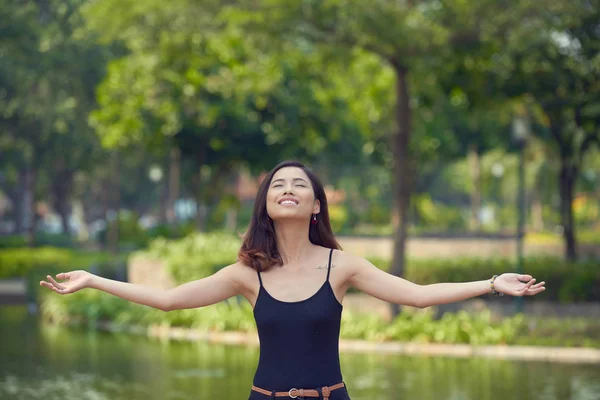 Mooie Aziatische Vrouw Genieten Van Frisse Lucht Schilderachtige Groen Park — Stockfoto