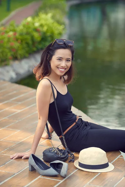Sorrindo Mulher Vietnamita Sentado Cais Madeira Por Pequeno Lago Posando — Fotografia de Stock