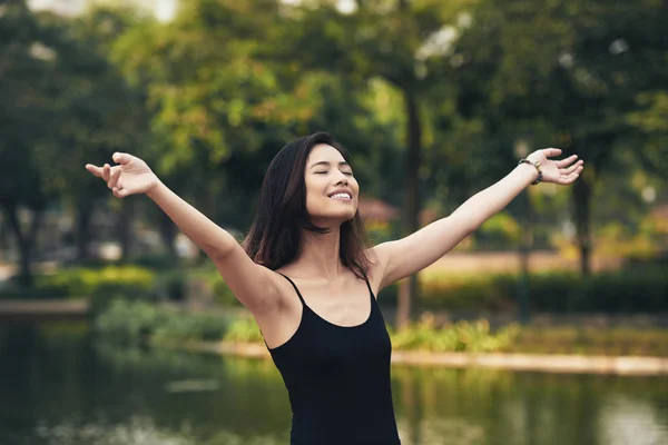 Sorrindo Mulher Vietnamita Com Braços Estendidos Desfrutando Dia Ensolarado Parque — Fotografia de Stock