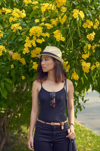美丽的年轻女子肖像拍摄时 在花灌木遮蔽太阳 — 图库照片