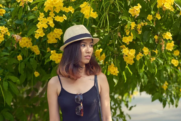 Nachdenkliche Asiatin Blickt Die Ferne Während Sie Blühenden Strauch Mit — Stockfoto