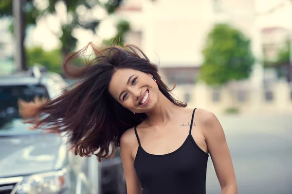 市内での撮影のためにポーズ風に舞う髪アジア女性 — ストック写真