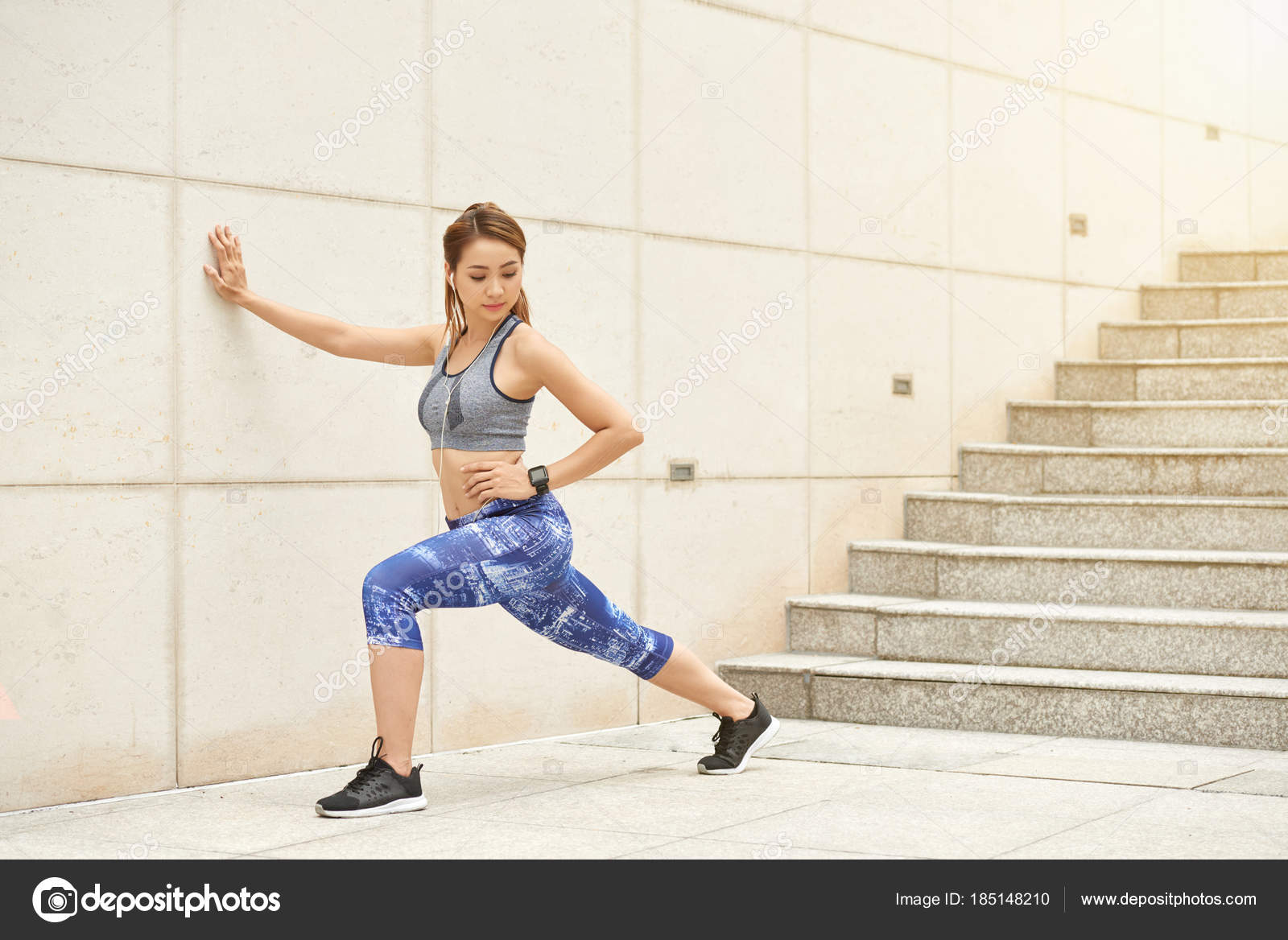 Lovely Vietnamese Sportswoman Doing Stretching Exercise Running — Stock