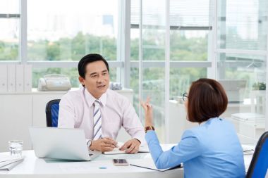 Vietnamca iş ortakları şirket geliştirme üzerinde tartışma