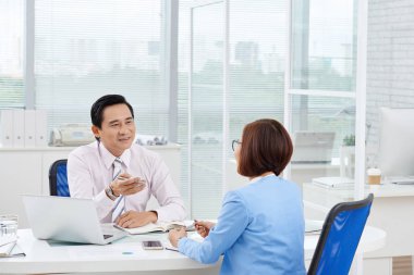 İş adamları ofiste toplantı sırasında çeşitli sorunları tartışıyor