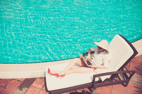 Senhora Negócios Sentado Beira Piscina Trabalhando Laptop — Fotografia de Stock