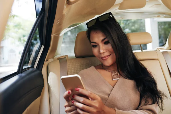 Hermosa Mujer Tailandesa Sentada Coche Leyendo Mensajes Teléfono Inteligente — Foto de Stock