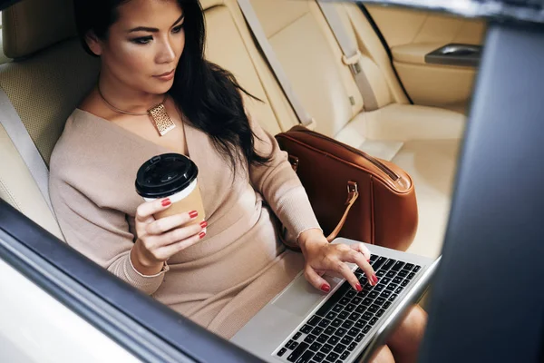 Business Signora Bere Caffè Lavorare Sul Computer Portatile Quando Seduto — Foto Stock