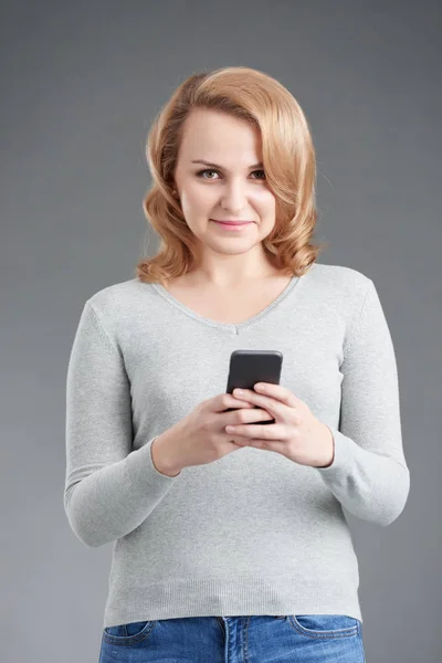 Retrato Una Mujer Rubia Bastante Sonriente Sosteniendo Teléfono Inteligente Mirando — Foto de Stock