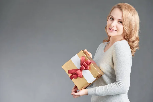 Porträtt Attraktiv Blond Kvinna Med Gåva Rutan Hennes Händer — Stockfoto