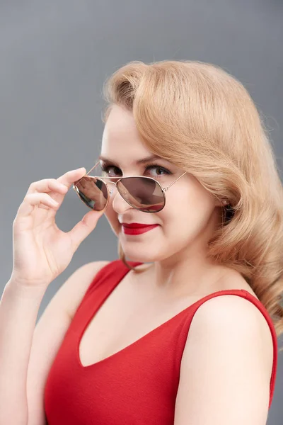 Vacker Blond Kvinna Med Solglasögon Leende Och Tittar Kameran — Stockfoto