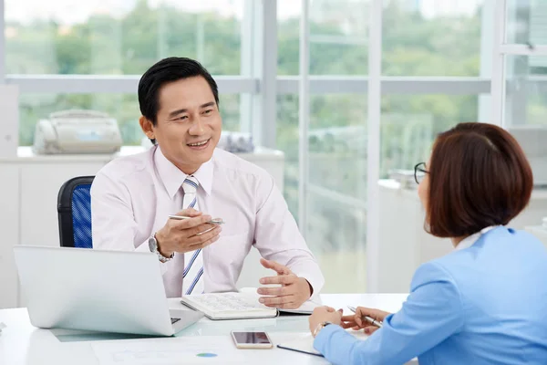 Aziatische Zakenman Met Interview Met Asielzoeker — Stockfoto