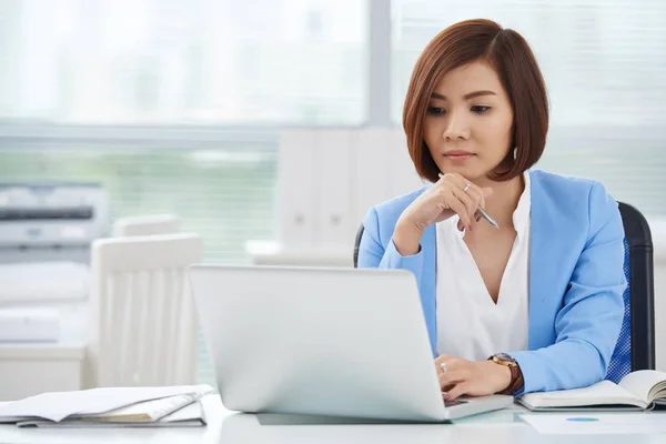 Nachdenkliche Junge Geschäftsfrau Liest Informationen Auf Laptop Bildschirm — Stockfoto